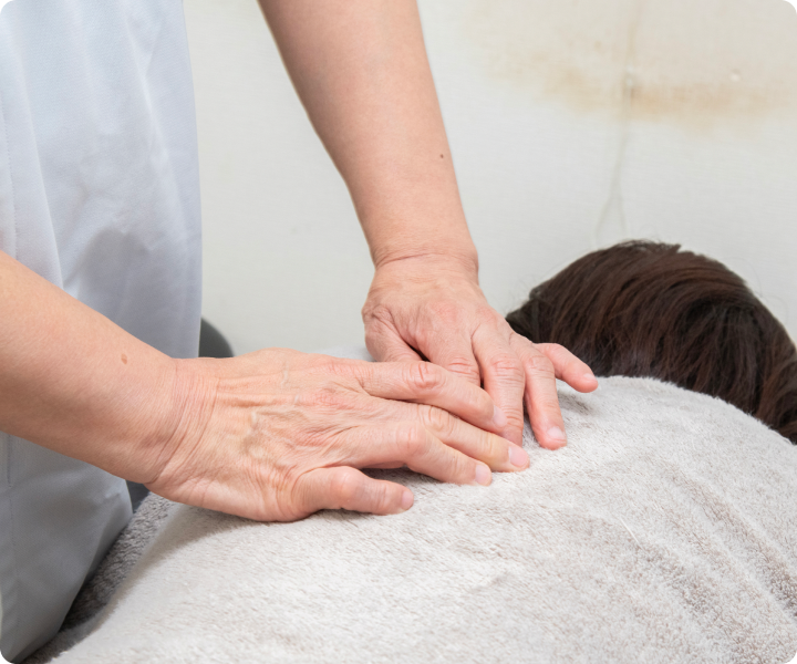 身体の司令塔である神経。その通り道である背骨を整え自然治癒力を引き出し根本改善を目指します。