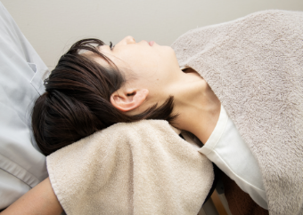 力ではなく、頭の重さを使った繊細な施術