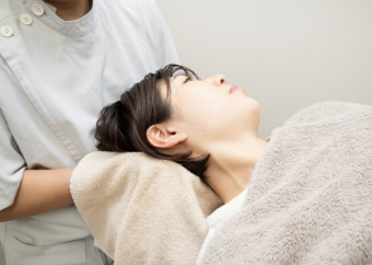 力を使わず、首の骨が「自然に動けるよう」整える