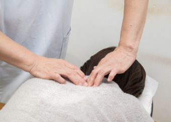 後頭骨から頸椎へ、段階的に調整していく