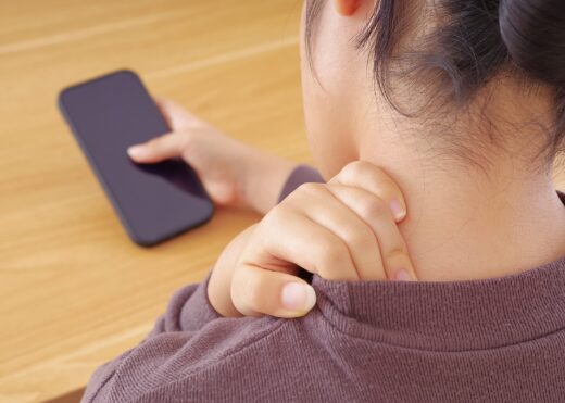 最大の原因は、「同じ姿勢を長時間続けること」