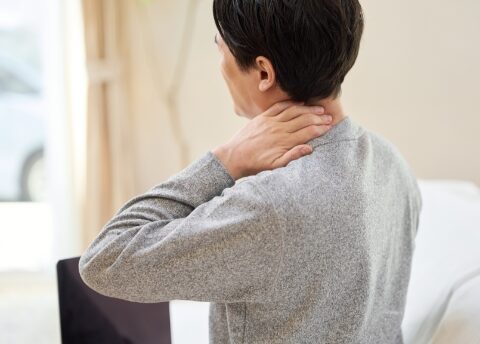 日常の姿勢が、毎日首に負担をかけ続けている