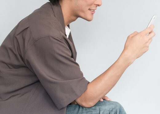 日常の姿勢の乱れや骨盤のゆがみが猫背・腰痛の原因となる